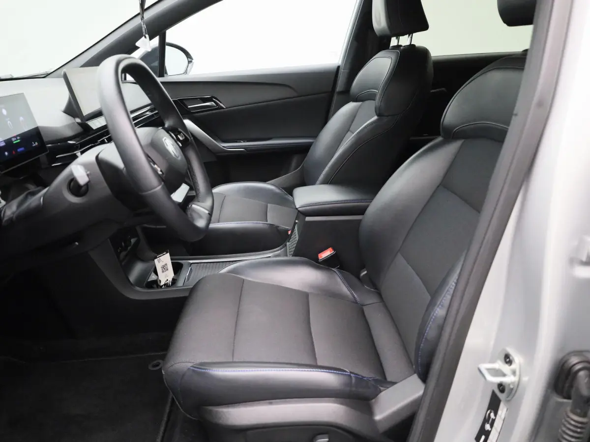 MG4 64 kWh Luxury | Elektrisch verstelbare stoel | Camera | Carplay |