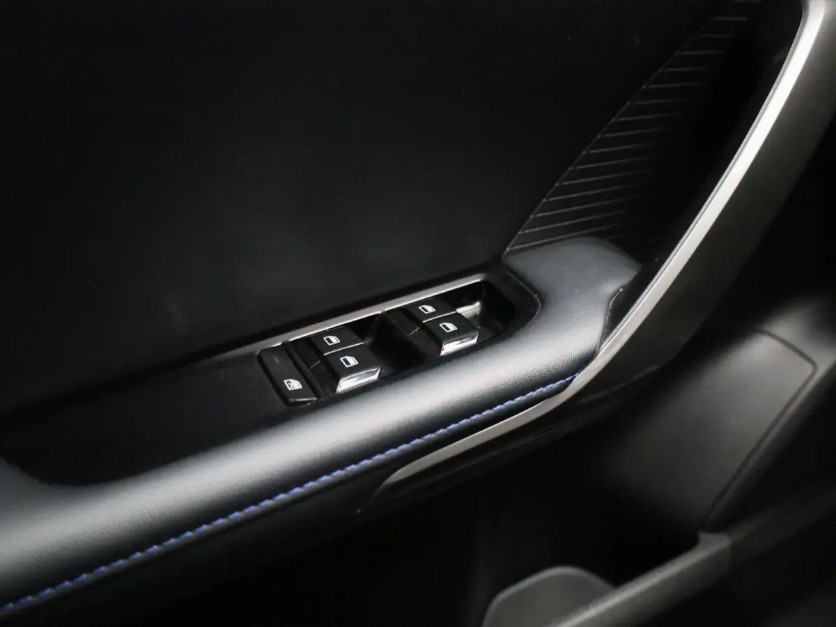 MG4 64 kWh Luxury | Elektrisch verstelbare stoel | Camera | Carplay |