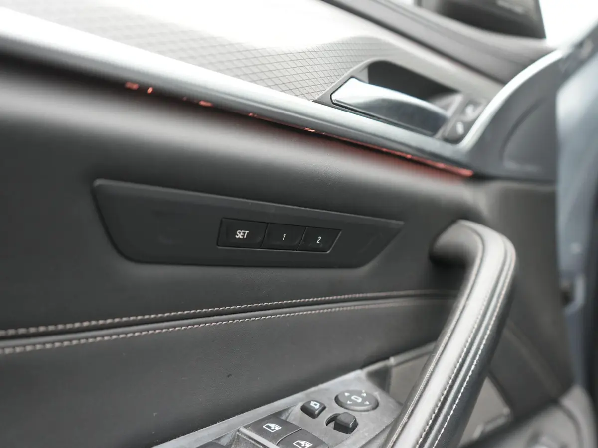 540i xDrive High Executive M-PAKKET | ACC | 360 CAMERA | KEYLESS | PANORAMADAK | LEDER | HUD | STUUR&STOEL VERWARMING | MEMORY STOELEN |