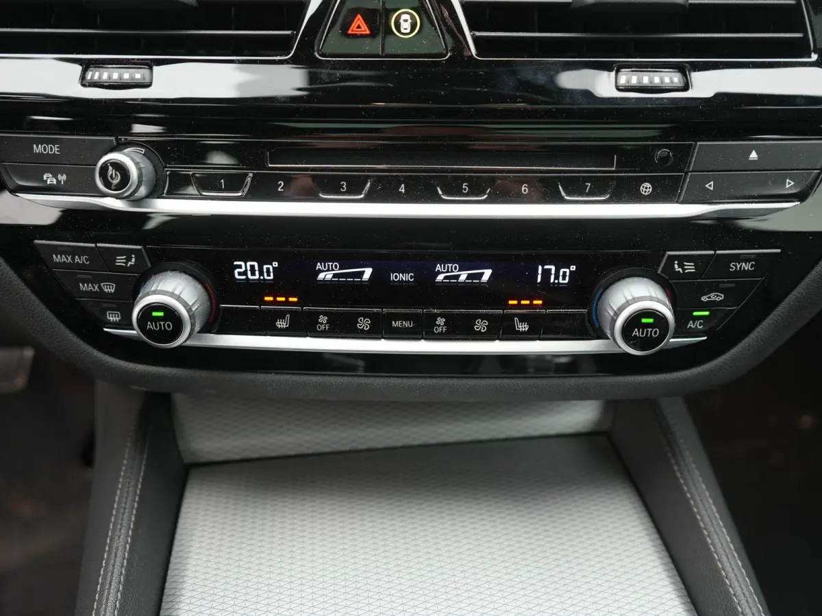 540i xDrive High Executive M-PAKKET | ACC | 360 CAMERA | KEYLESS | PANORAMADAK | LEDER | HUD | STUUR&STOEL VERWARMING | MEMORY STOELEN |