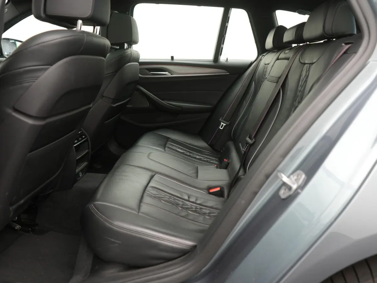 540i xDrive High Executive M-PAKKET | ACC | 360 CAMERA | KEYLESS | PANORAMADAK | LEDER | HUD | STUUR&STOEL VERWARMING | MEMORY STOELEN |