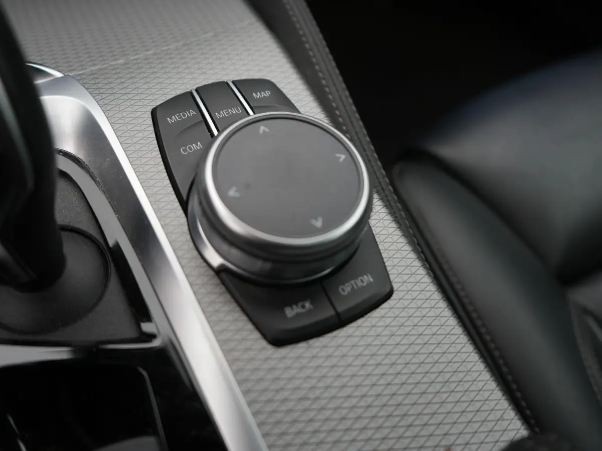 540i xDrive High Executive M-PAKKET | ACC | 360 CAMERA | KEYLESS | PANORAMADAK | LEDER | HUD | STUUR&STOEL VERWARMING | MEMORY STOELEN |