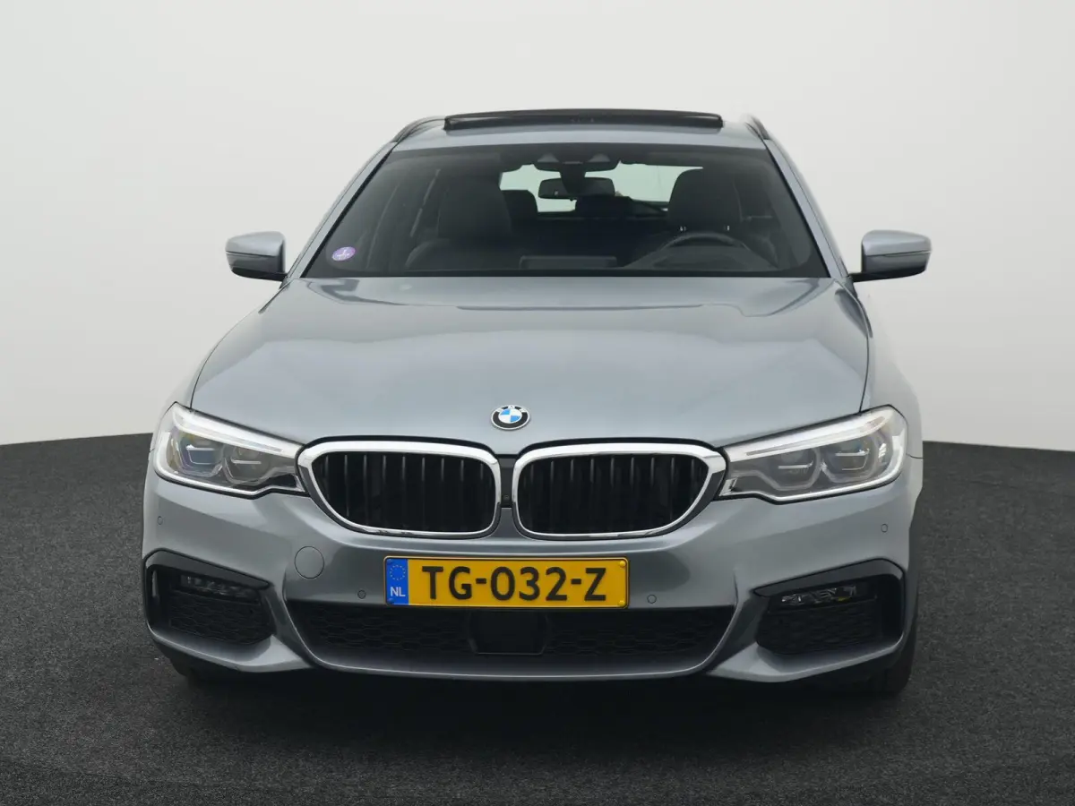 540i xDrive High Executive M-PAKKET | ACC | 360 CAMERA | KEYLESS | PANORAMADAK | LEDER | HUD | STUUR&STOEL VERWARMING | MEMORY STOELEN |
