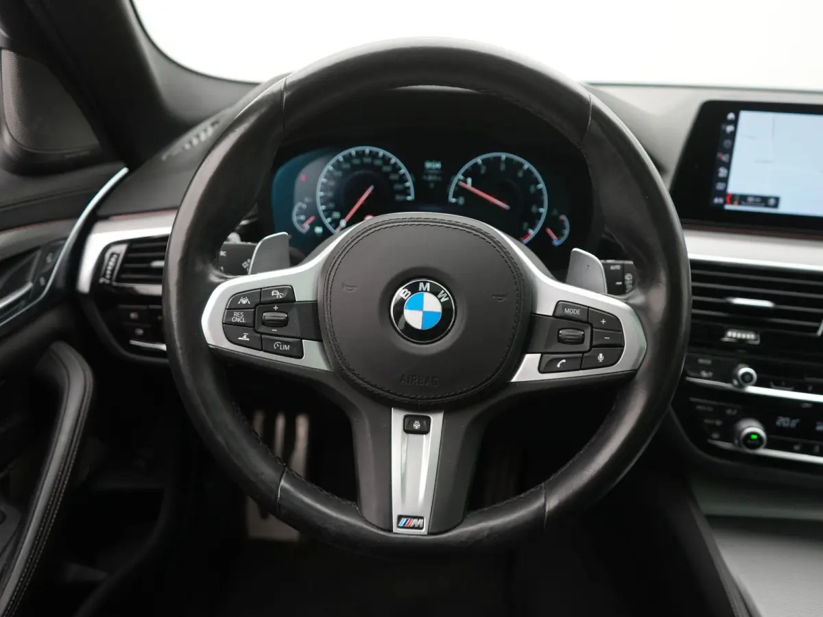 540i xDrive High Executive M-PAKKET | ACC | 360 CAMERA | KEYLESS | PANORAMADAK | LEDER | HUD | STUUR&STOEL VERWARMING | MEMORY STOELEN |