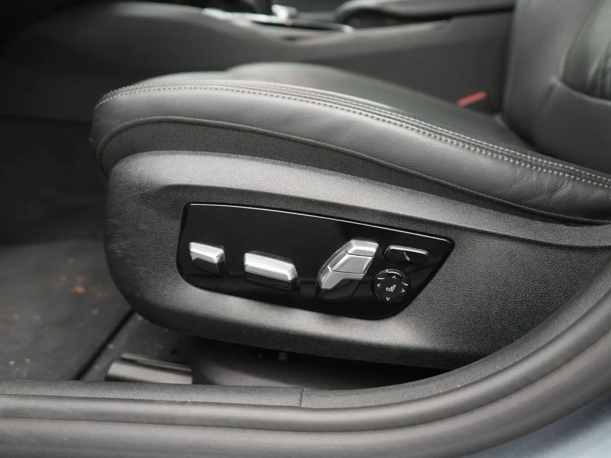 540i xDrive High Executive M-PAKKET | ACC | 360 CAMERA | KEYLESS | PANORAMADAK | LEDER | HUD | STUUR&STOEL VERWARMING | MEMORY STOELEN |