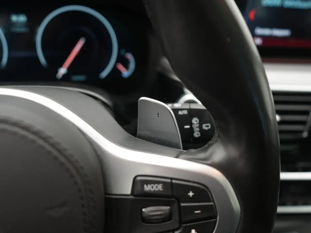540i xDrive High Executive M-PAKKET | ACC | 360 CAMERA | KEYLESS | PANORAMADAK | LEDER | HUD | STUUR&STOEL VERWARMING | MEMORY STOELEN |