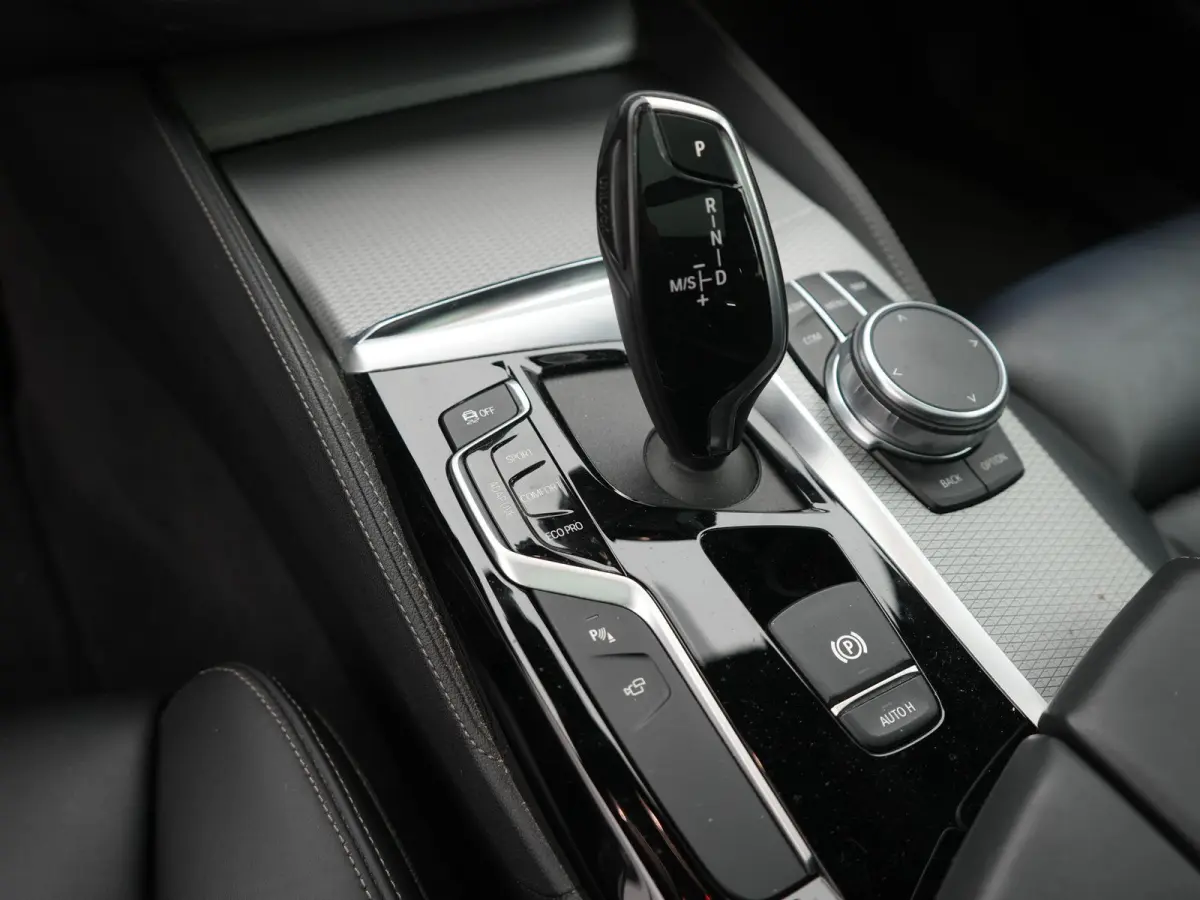 540i xDrive High Executive M-PAKKET | ACC | 360 CAMERA | KEYLESS | PANORAMADAK | LEDER | HUD | STUUR&STOEL VERWARMING | MEMORY STOELEN |