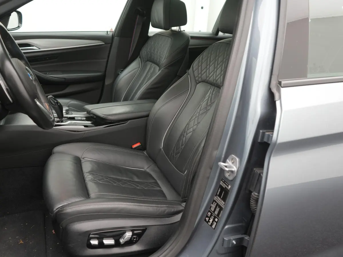 540i xDrive High Executive M-PAKKET | ACC | 360 CAMERA | KEYLESS | PANORAMADAK | LEDER | HUD | STUUR&STOEL VERWARMING | MEMORY STOELEN |