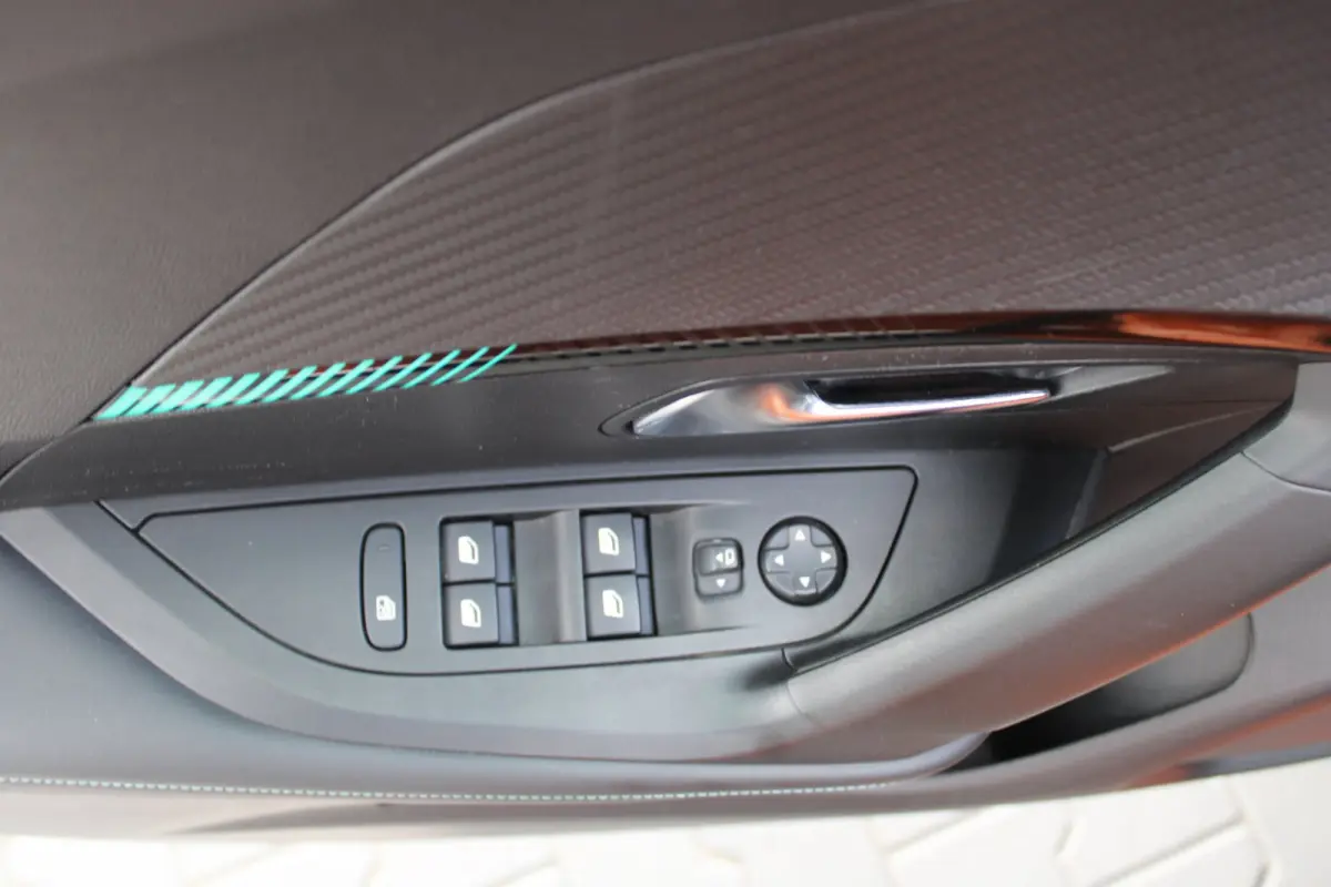 1.2 PureTech Allure Pack Premium Plus NIEUWE BANDEN