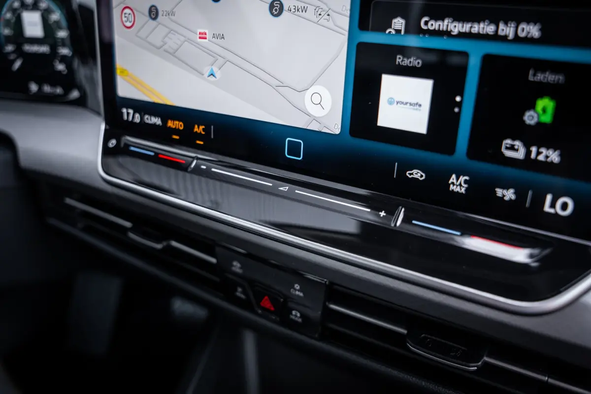 Life Edition eHybrid | 'App-Connect' draadloze smartphone integratie | Achteruitrijcamera (Rear View) | Automatische afstandsregeling (Adaptive Cruise Control)