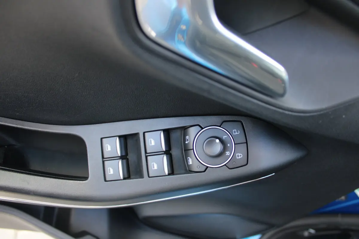 1.0 EcoBoost Mild-Hybrid Titanium Design