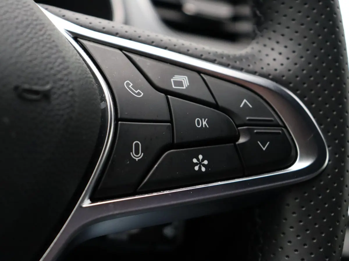 1.6 E-Tech full hybrid 145 techno | Adaptive cruise control | Achteruitrij camera | Climate control | Lichtmetalen velgen 18'' |
