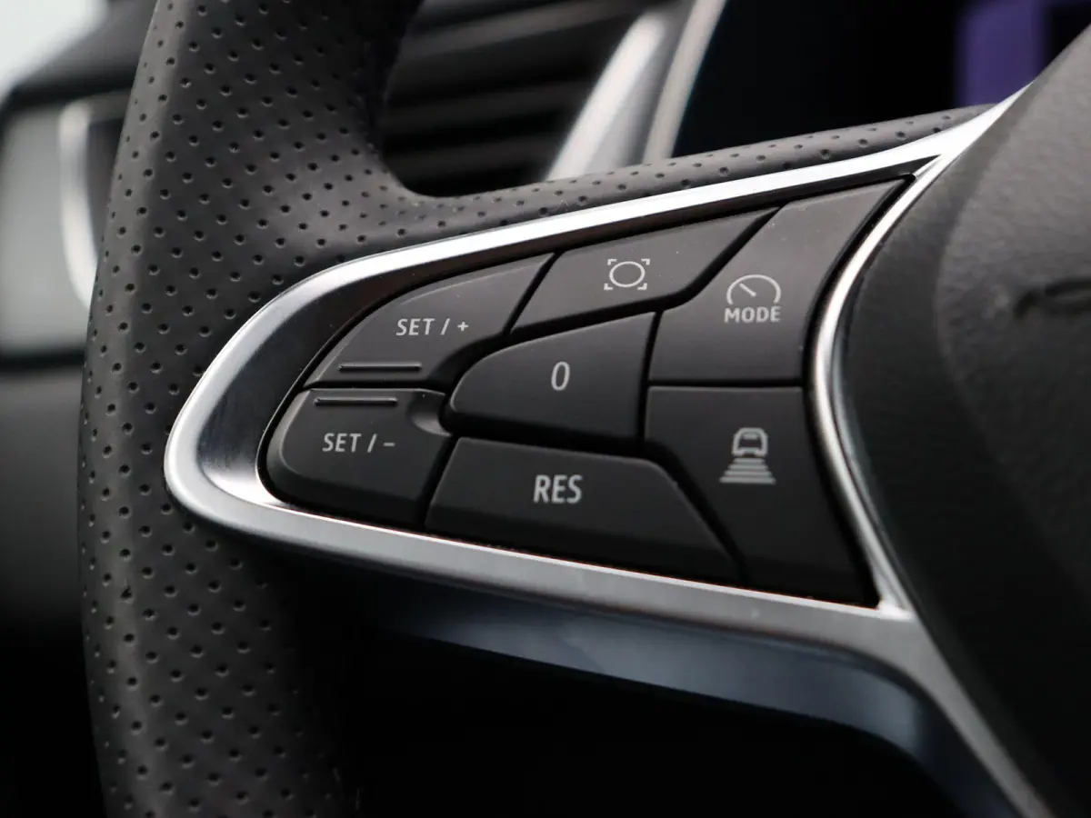 1.6 E-Tech full hybrid 145 techno | Adaptive cruise control | Achteruitrij camera | Climate control | Lichtmetalen velgen 18'' |