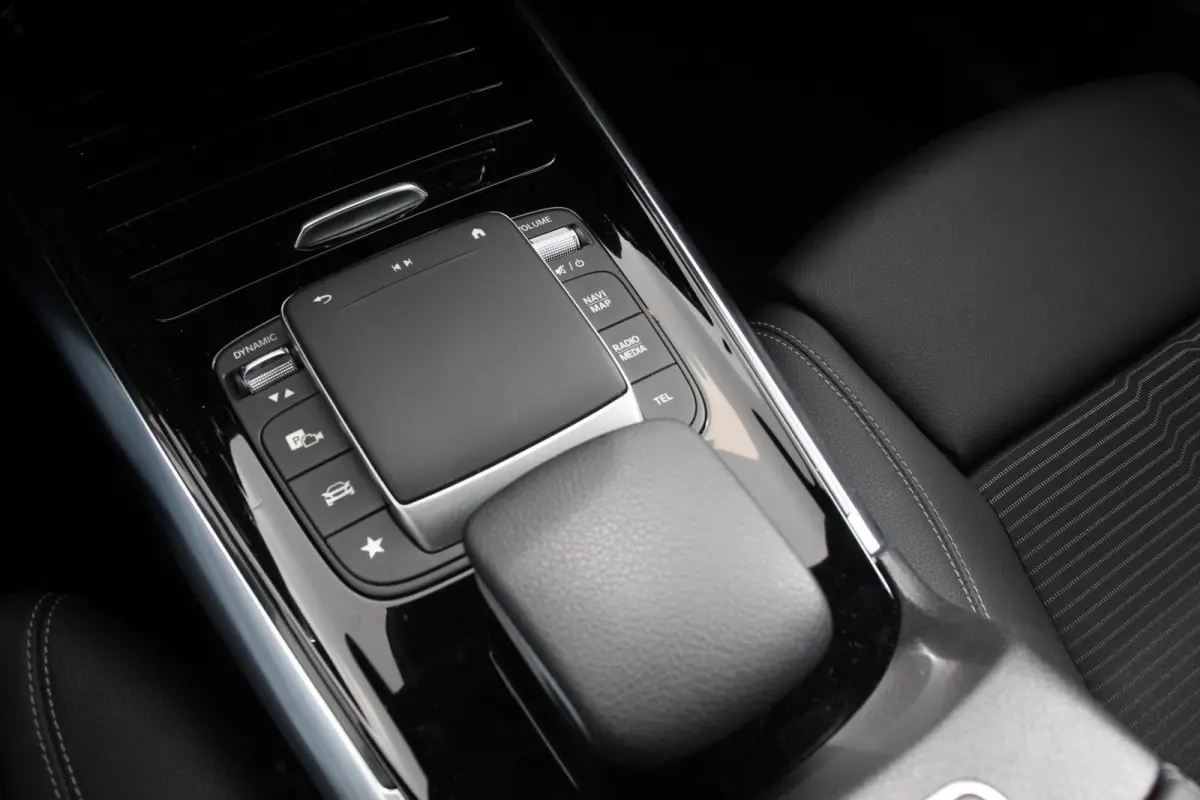 200 Progressive Automaat Navigatie Climate control Cruise Control LED Elektrische Achterklep Lichtmetalen Velgen Camera