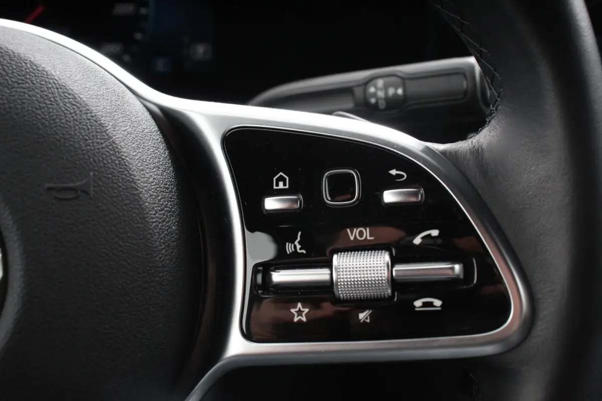 200 Progressive Automaat Navigatie Climate control Cruise Control LED Elektrische Achterklep Lichtmetalen Velgen Camera