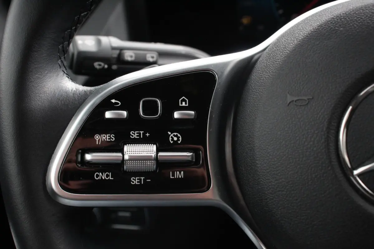 200 Progressive Automaat Navigatie Climate control Cruise Control LED Elektrische Achterklep Lichtmetalen Velgen Camera
