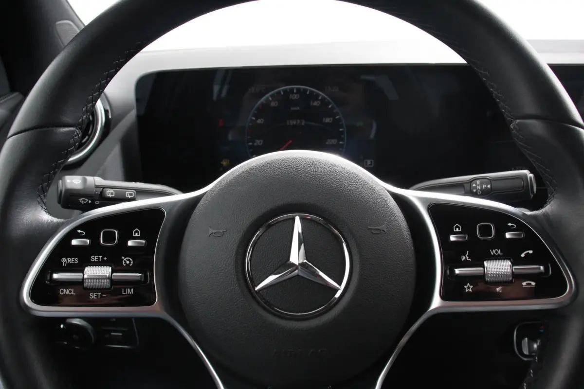 200 Progressive Automaat Navigatie Climate control Cruise Control LED Elektrische Achterklep Lichtmetalen Velgen Camera