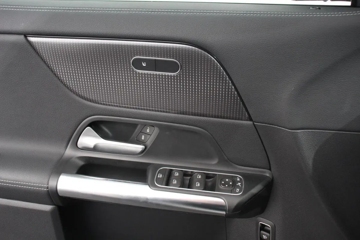 200 Progressive Automaat Navigatie Climate control Cruise Control LED Elektrische Achterklep Lichtmetalen Velgen Camera
