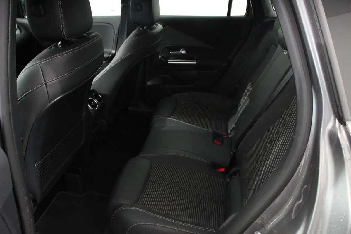 200 Progressive Automaat Navigatie Climate control Cruise Control LED Elektrische Achterklep Lichtmetalen Velgen Camera