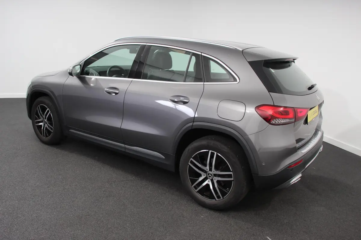 200 Progressive Automaat Navigatie Climate control Cruise Control LED Elektrische Achterklep Lichtmetalen Velgen Camera