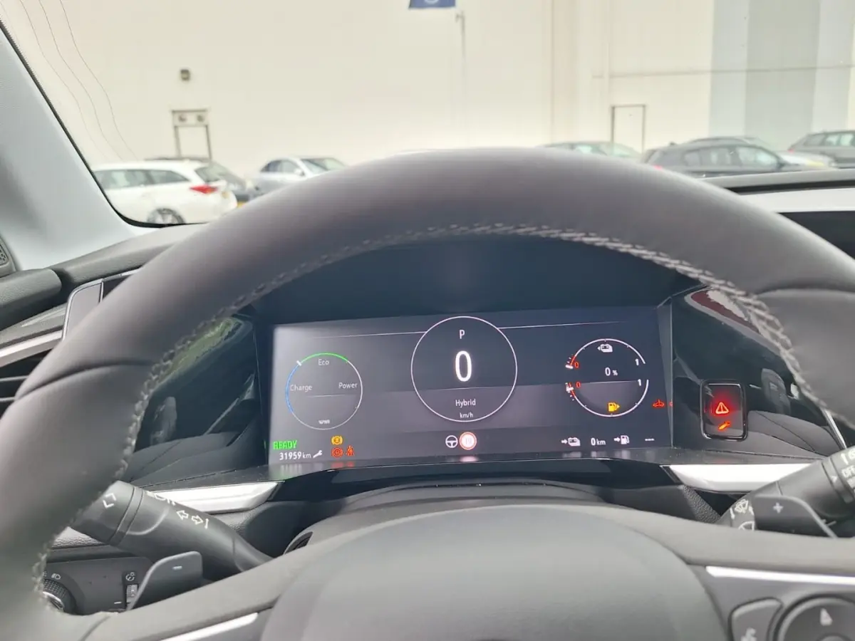 1.6 Turbo Plug-In Hybrid Business Edition | Navi | Winterpakket | Camera achter | Climate en cruise control | LED Koplampen |