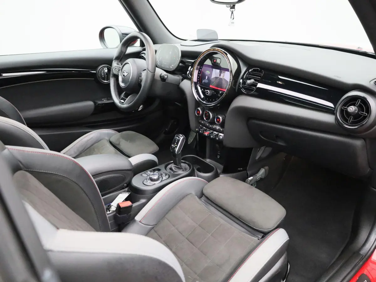 2.0 Cooper S John Cooper Works | Automaat| Panoramadak | Climate Control | Cruise Control | Stoelverwarming | Achteruitrijcamera |