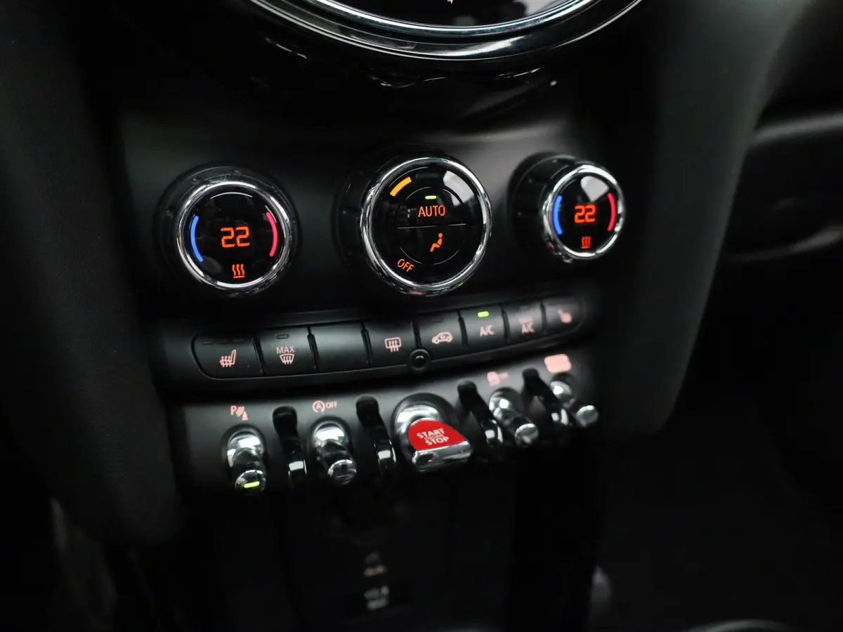 2.0 Cooper S John Cooper Works | Automaat| Panoramadak | Climate Control | Cruise Control | Stoelverwarming | Achteruitrijcamera |