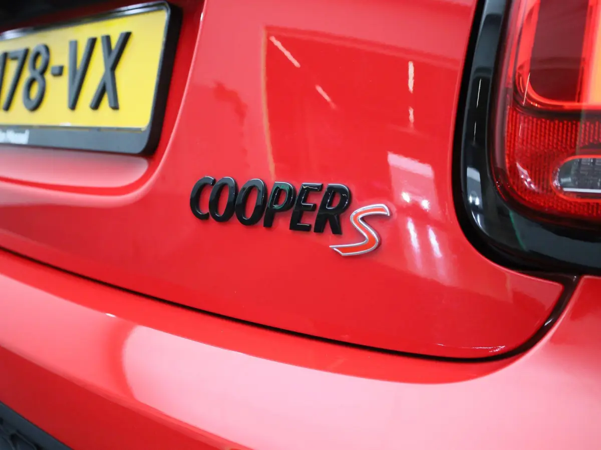 2.0 Cooper S John Cooper Works | Automaat| Panoramadak | Climate Control | Cruise Control | Stoelverwarming | Achteruitrijcamera |