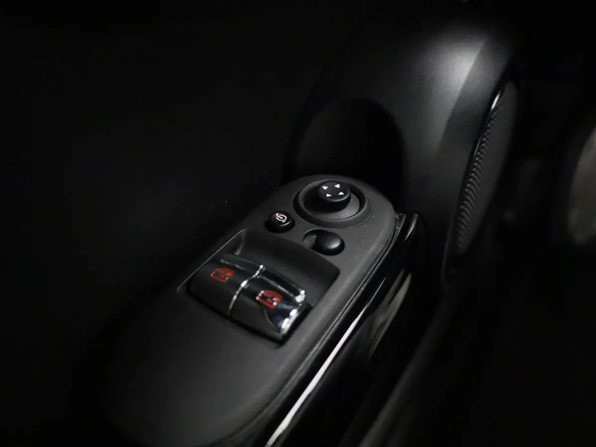 2.0 Cooper S John Cooper Works | Automaat| Panoramadak | Climate Control | Cruise Control | Stoelverwarming | Achteruitrijcamera |