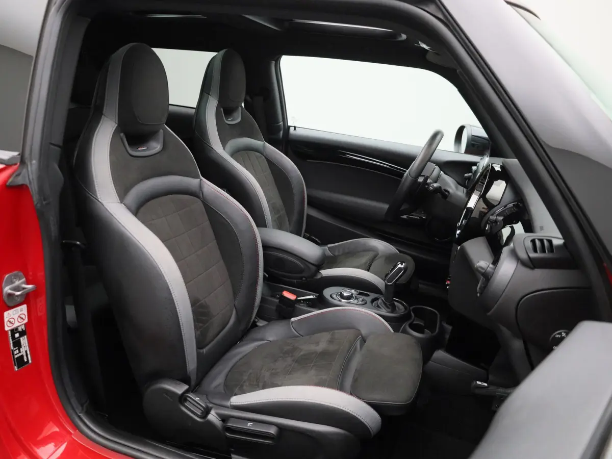 2.0 Cooper S John Cooper Works | Automaat| Panoramadak | Climate Control | Cruise Control | Stoelverwarming | Achteruitrijcamera |