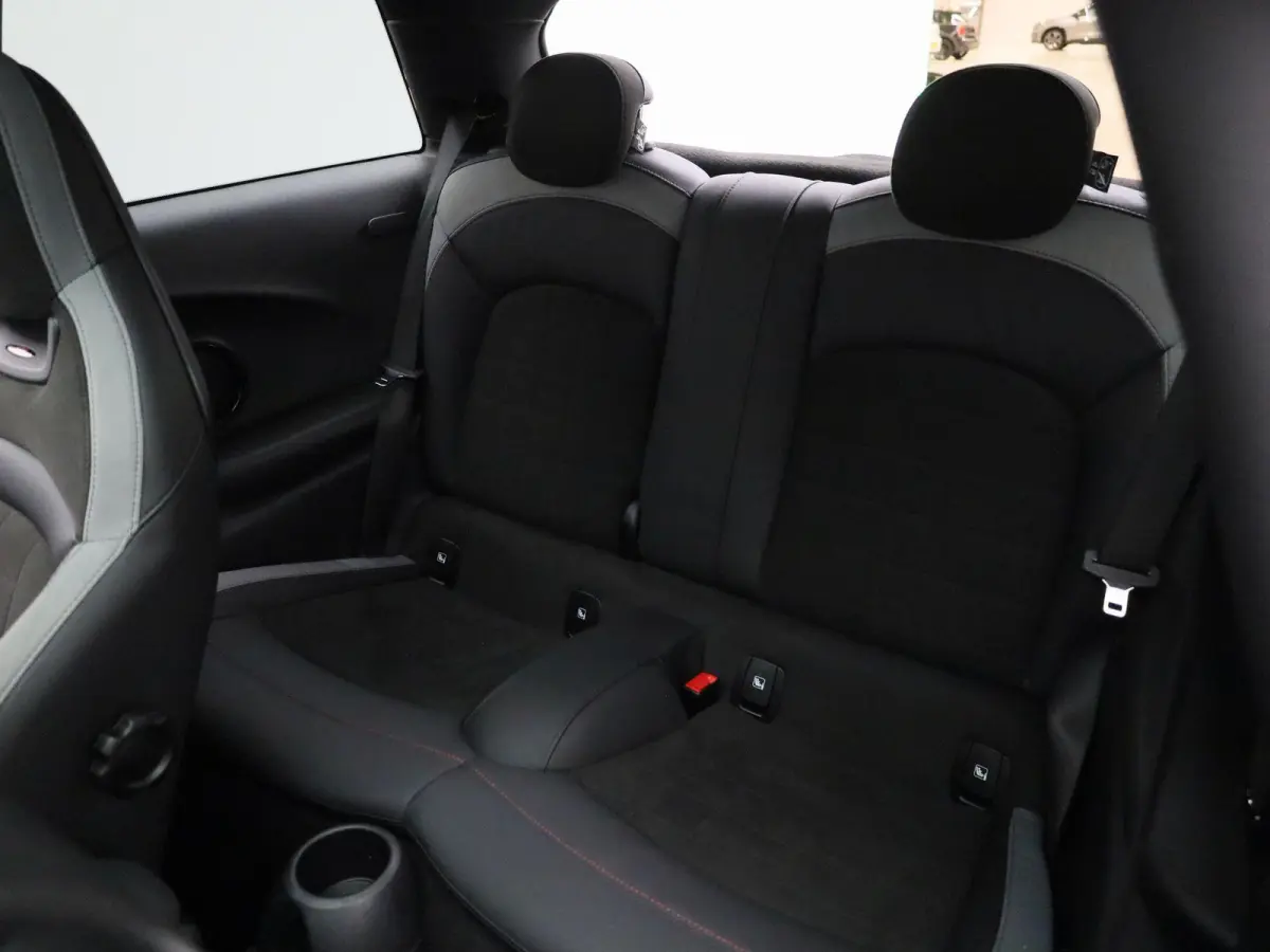 2.0 Cooper S John Cooper Works | Automaat| Panoramadak | Climate Control | Cruise Control | Stoelverwarming | Achteruitrijcamera |