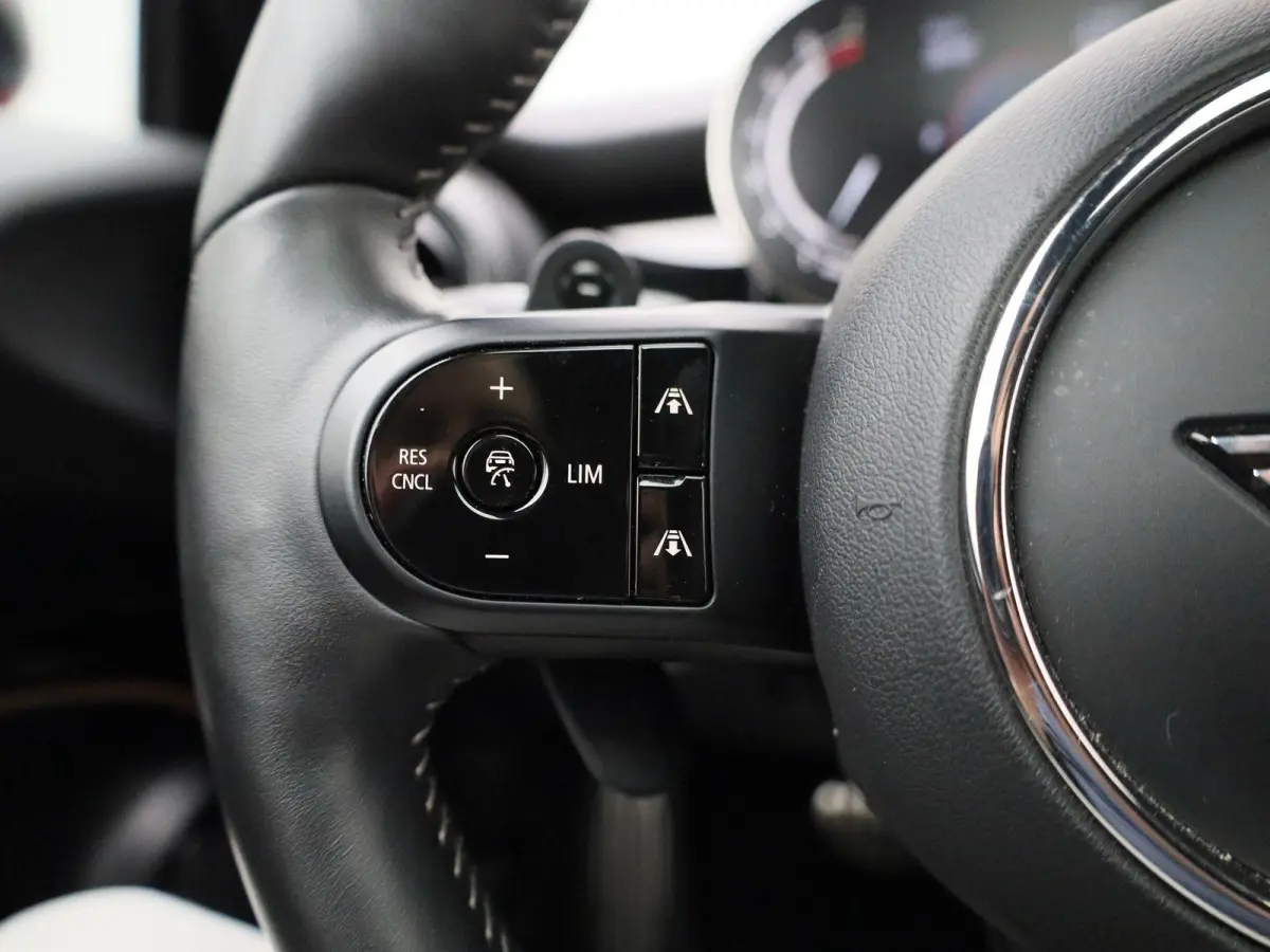 2.0 Cooper S John Cooper Works | Automaat| Panoramadak | Climate Control | Cruise Control | Stoelverwarming | Achteruitrijcamera |