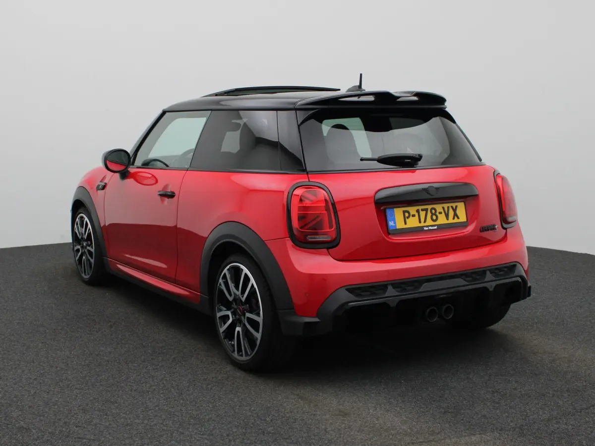 2.0 Cooper S John Cooper Works | Automaat| Panoramadak | Climate Control | Cruise Control | Stoelverwarming | Achteruitrijcamera |