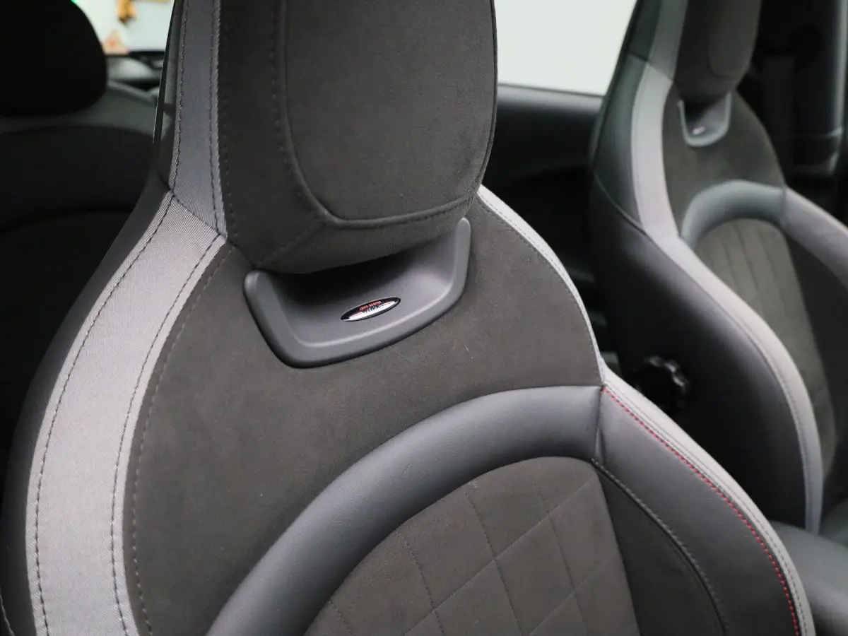 2.0 Cooper S John Cooper Works | Automaat| Panoramadak | Climate Control | Cruise Control | Stoelverwarming | Achteruitrijcamera |