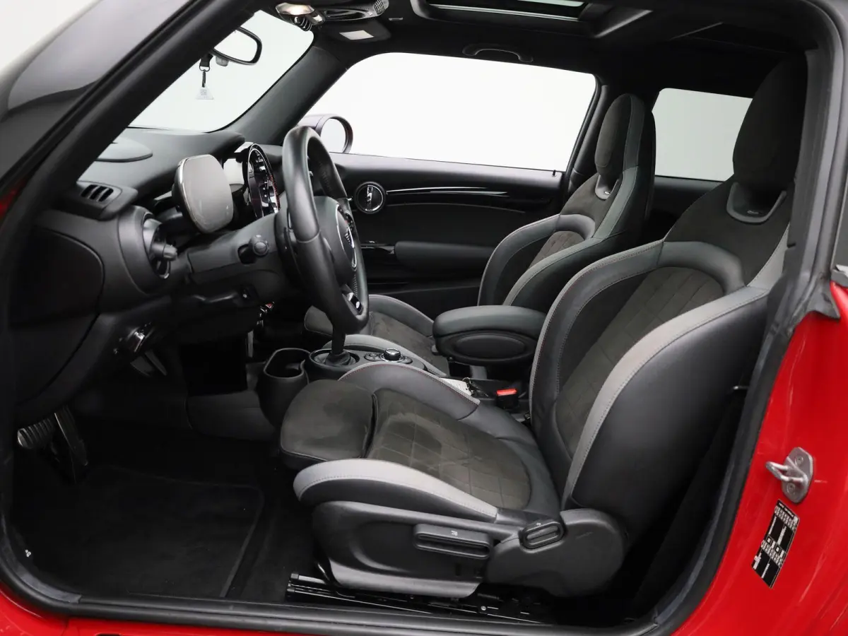 2.0 Cooper S John Cooper Works | Automaat| Panoramadak | Climate Control | Cruise Control | Stoelverwarming | Achteruitrijcamera |