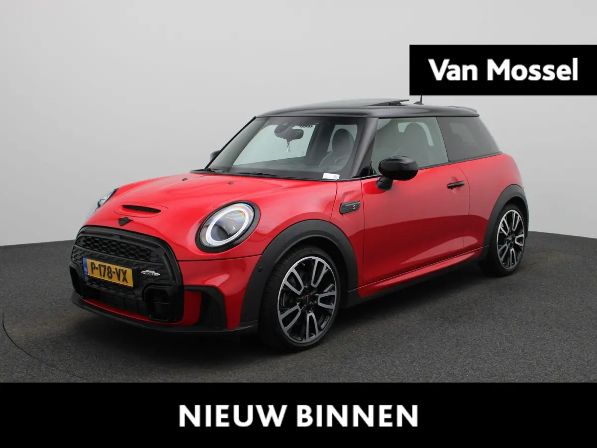 2.0 Cooper S John Cooper Works | Automaat| Panoramadak | Climate Control | Cruise Control | Stoelverwarming | Achteruitrijcamera |