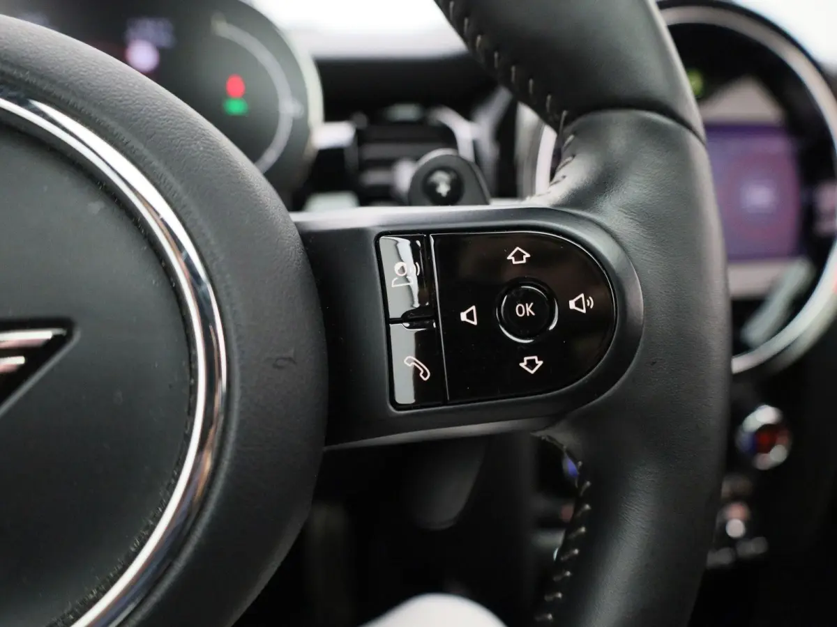 2.0 Cooper S John Cooper Works | Automaat| Panoramadak | Climate Control | Cruise Control | Stoelverwarming | Achteruitrijcamera |