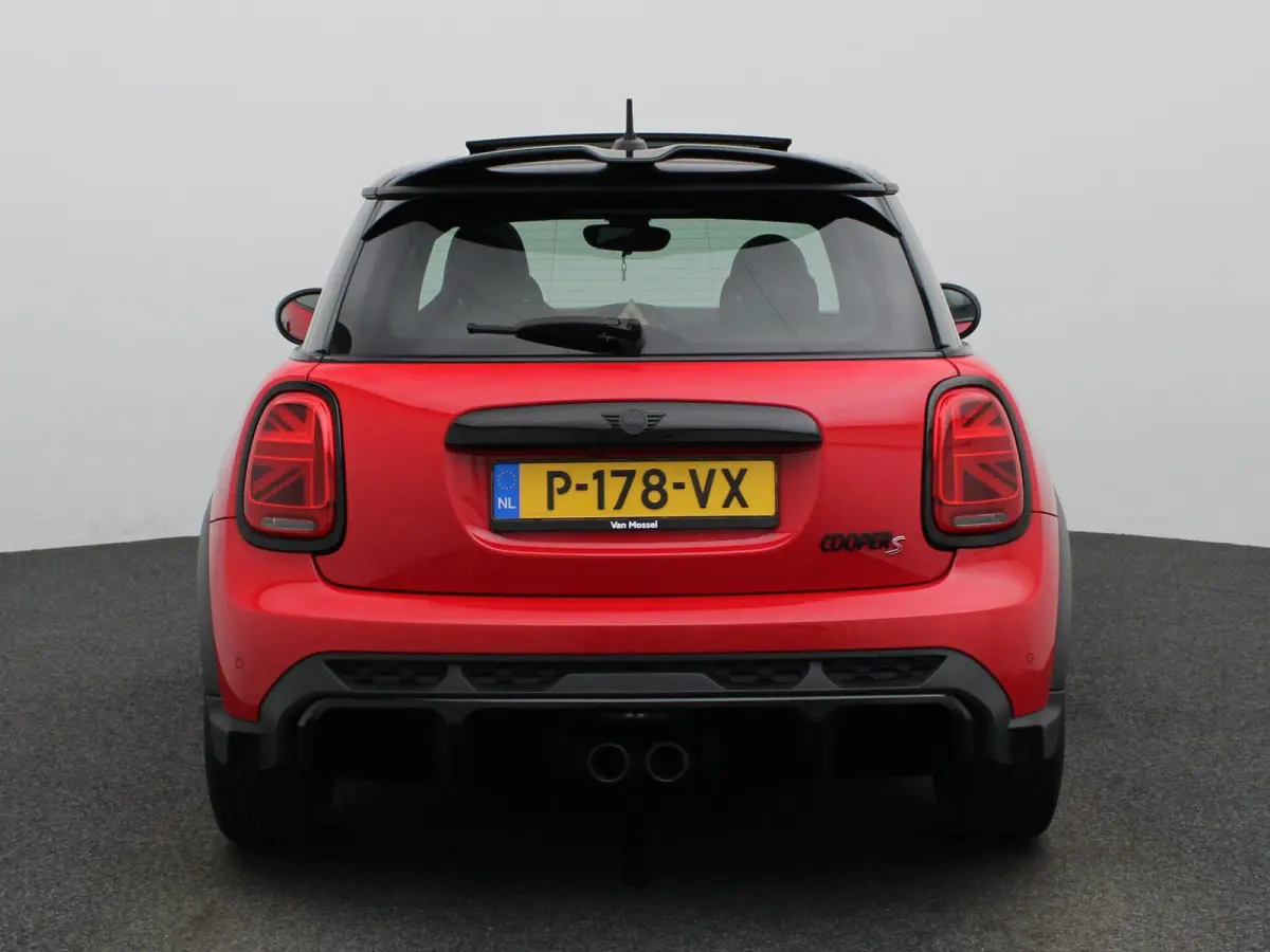 2.0 Cooper S John Cooper Works | Automaat| Panoramadak | Climate Control | Cruise Control | Stoelverwarming | Achteruitrijcamera |