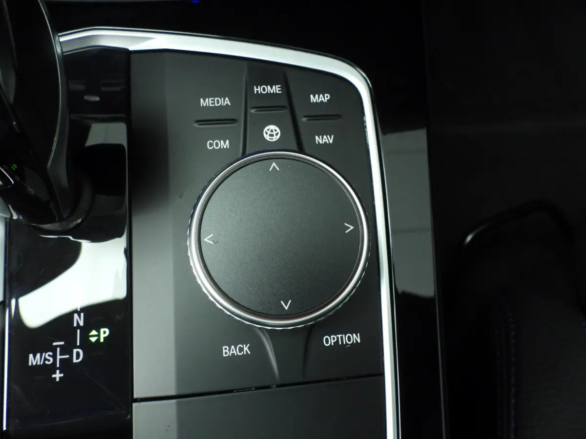 218i | M-Sportpakket | LED | HUD | Panoramadak | Stoelverwarming | DAB | Hifi speakers | Alu 18 inch