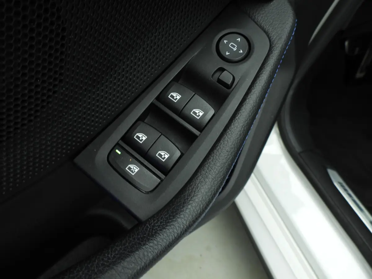 218i | M-Sportpakket | LED | HUD | Panoramadak | Stoelverwarming | DAB | Hifi speakers | Alu 18 inch