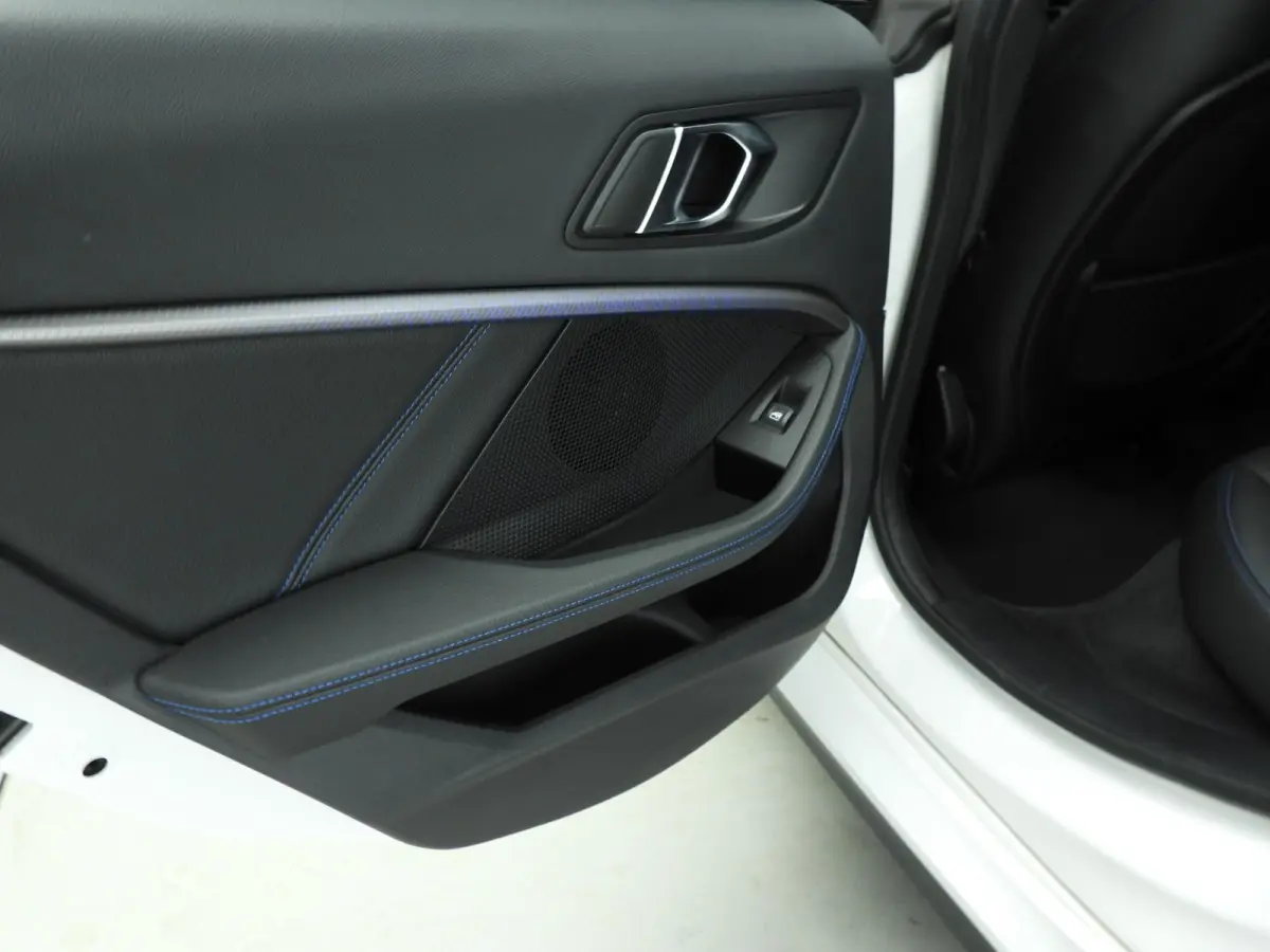 218i | M-Sportpakket | LED | HUD | Panoramadak | Stoelverwarming | DAB | Hifi speakers | Alu 18 inch