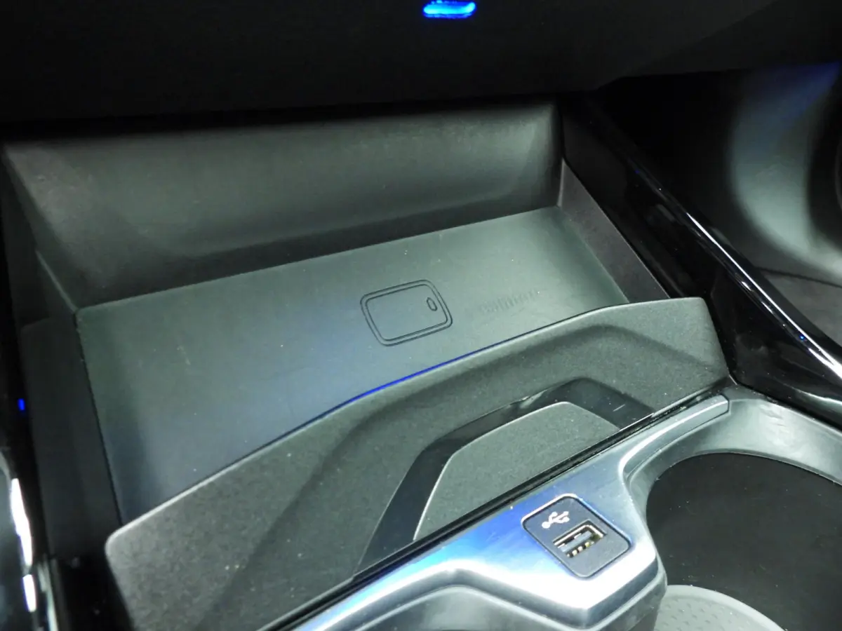 218i | M-Sportpakket | LED | HUD | Panoramadak | Stoelverwarming | DAB | Hifi speakers | Alu 18 inch