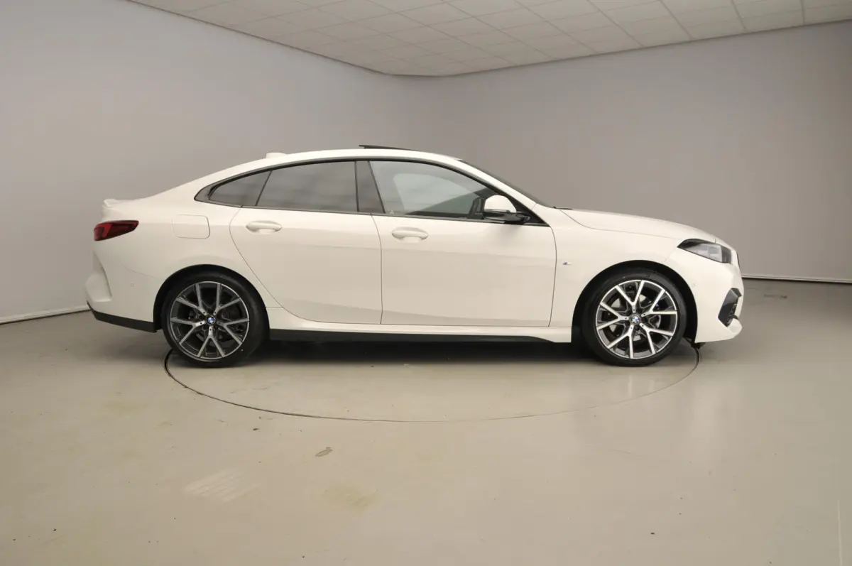 218i | M-Sportpakket | LED | HUD | Panoramadak | Stoelverwarming | DAB | Hifi speakers | Alu 18 inch