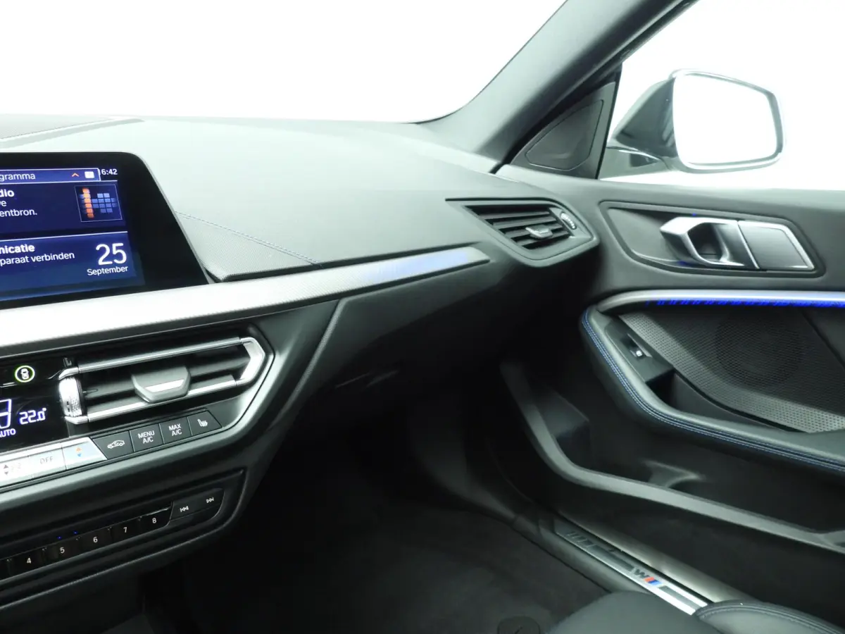 218i | M-Sportpakket | LED | HUD | Panoramadak | Stoelverwarming | DAB | Hifi speakers | Alu 18 inch