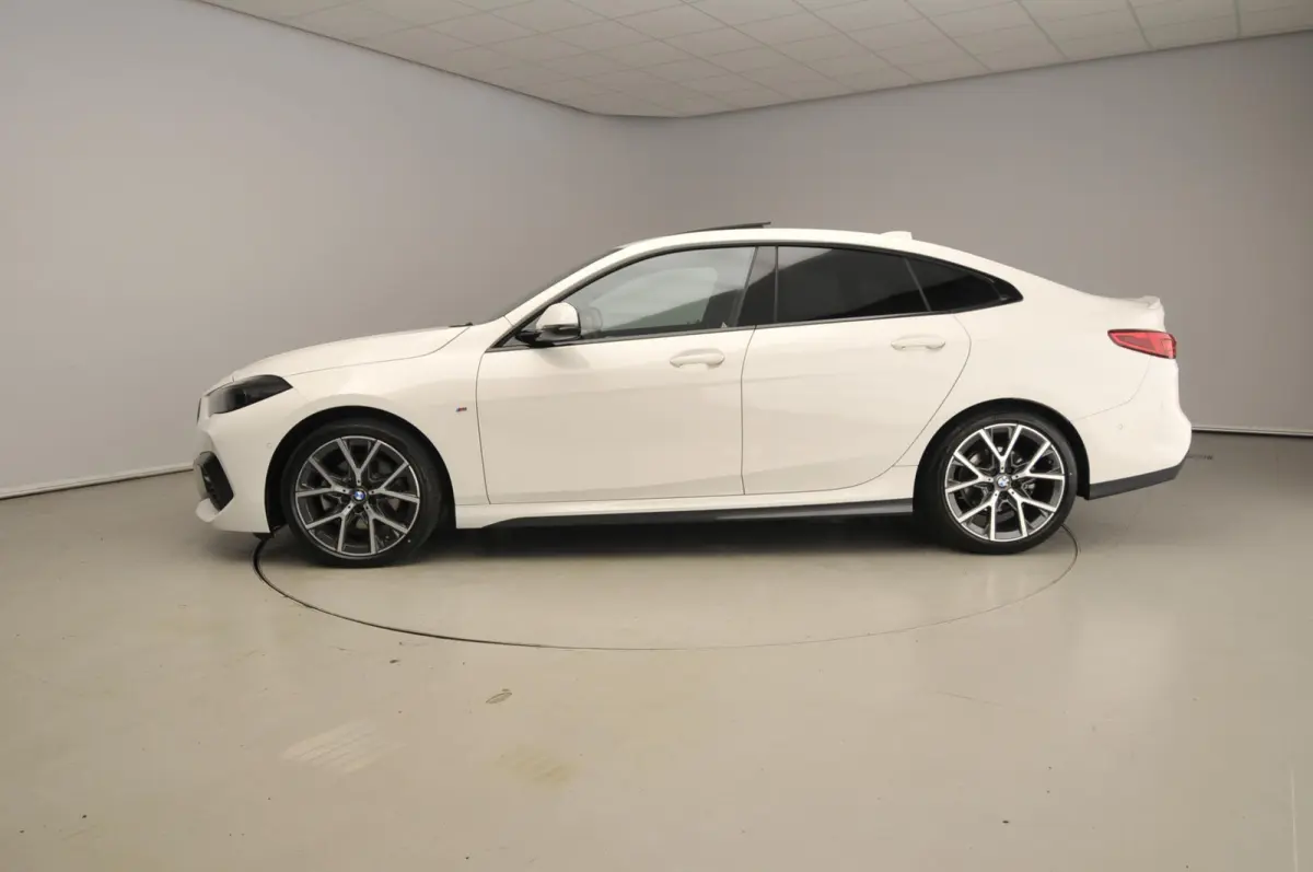 218i | M-Sportpakket | LED | HUD | Panoramadak | Stoelverwarming | DAB | Hifi speakers | Alu 18 inch