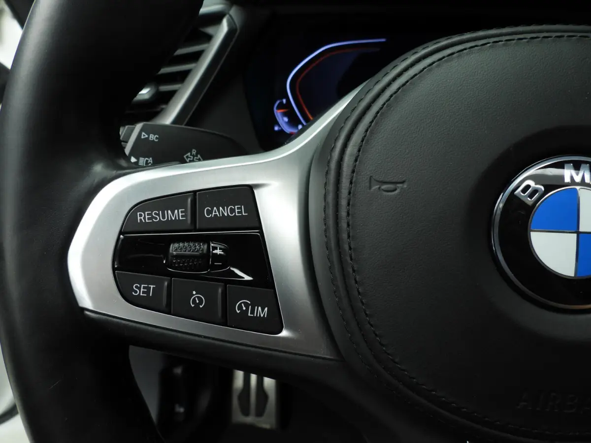 218i | M-Sportpakket | LED | HUD | Panoramadak | Stoelverwarming | DAB | Hifi speakers | Alu 18 inch