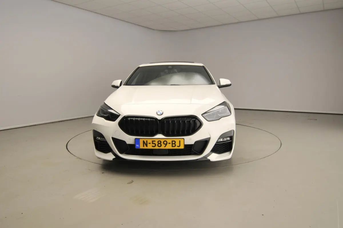 218i | M-Sportpakket | LED | HUD | Panoramadak | Stoelverwarming | DAB | Hifi speakers | Alu 18 inch