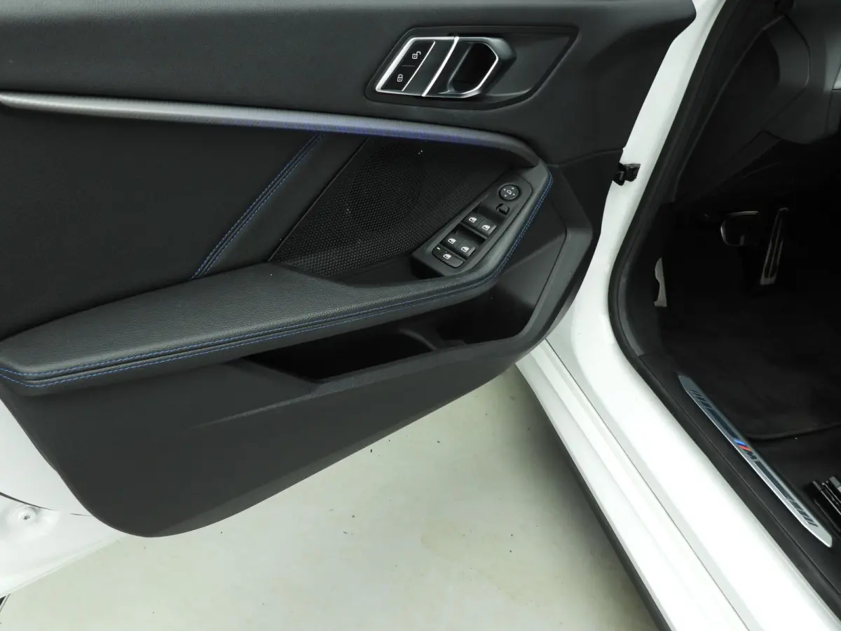 218i | M-Sportpakket | LED | HUD | Panoramadak | Stoelverwarming | DAB | Hifi speakers | Alu 18 inch