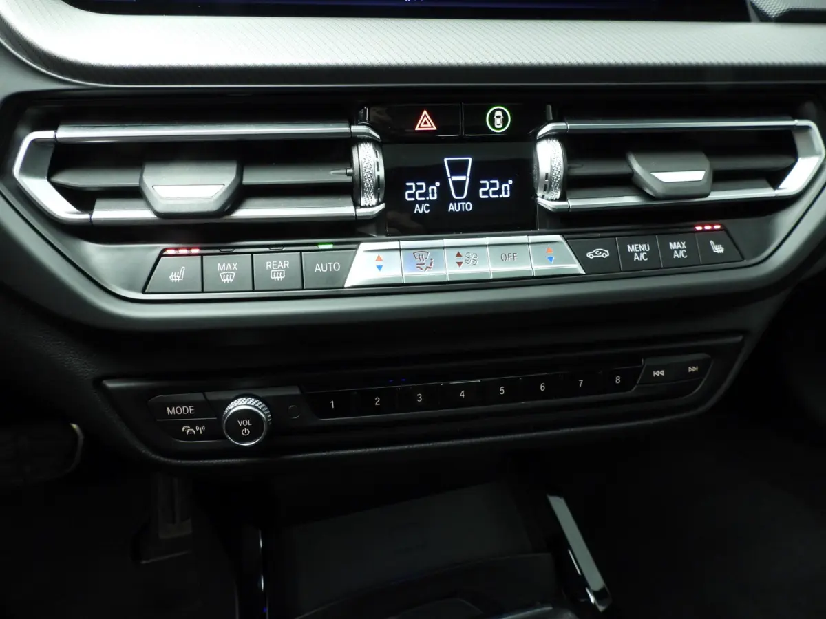 218i | M-Sportpakket | LED | HUD | Panoramadak | Stoelverwarming | DAB | Hifi speakers | Alu 18 inch