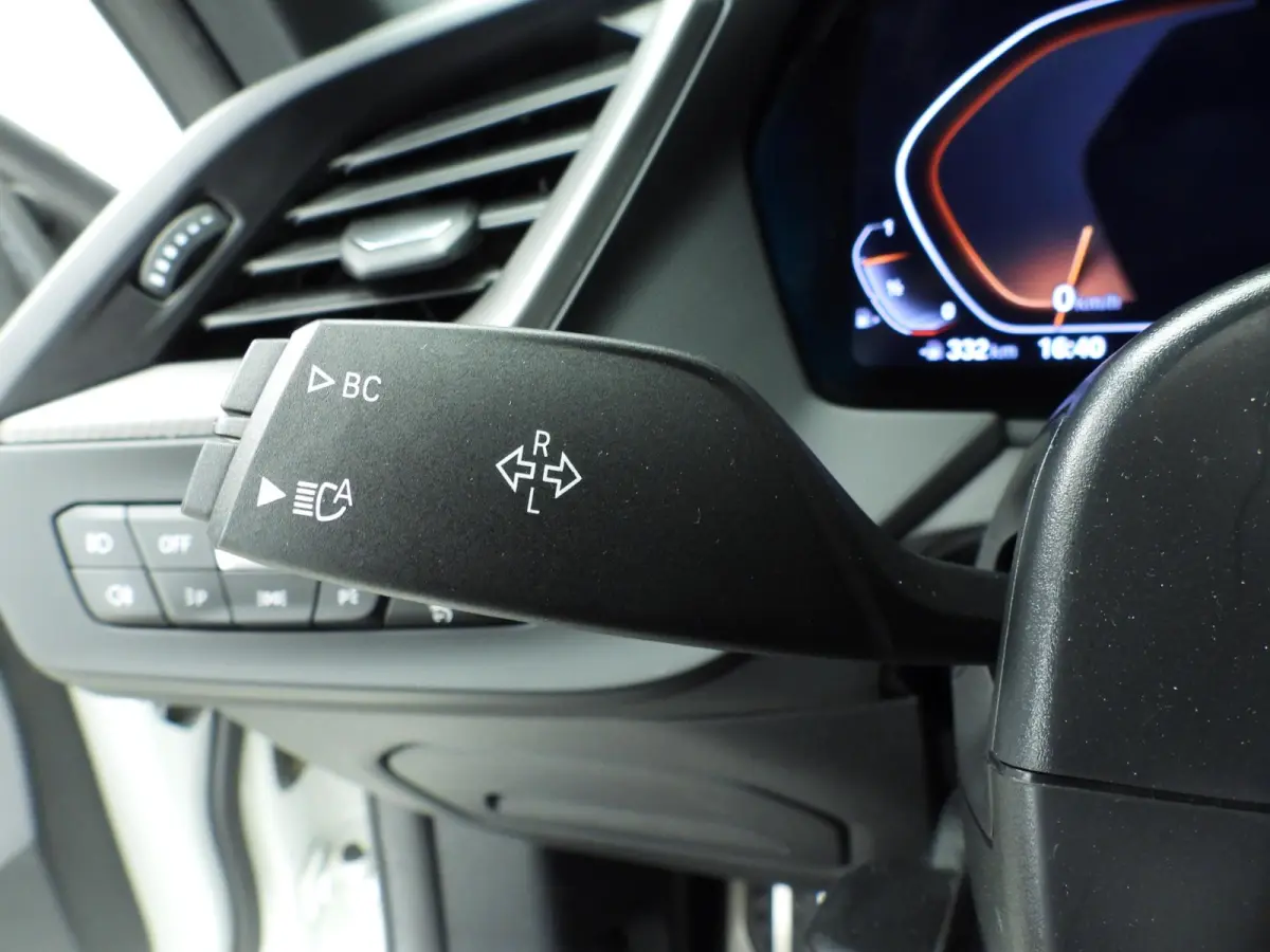 218i | M-Sportpakket | LED | HUD | Panoramadak | Stoelverwarming | DAB | Hifi speakers | Alu 18 inch
